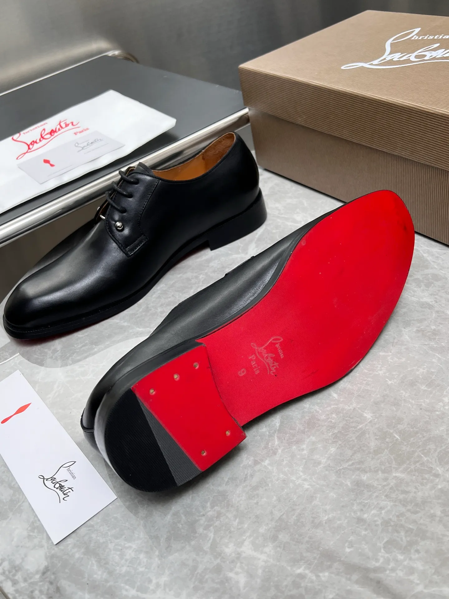 [CL red sole] Top P: 900💰 Number of yards: 39~44 (38.4546. Customized, non-refundable) CL new men's formal shoes Loaf leather shoes Christia* Loubouti* red sole shoes The red sole is luxurious and elegant, reshaping the style boundary of casual formal wear. It is extremely innovative in material selection, and creates a rich visual and tactile experience through the collision of different materials! Made of top-grade calfskin/glossy patent leather/spliced ​​technical fabric in contrasting colors. The upper is stitched by hand with fine and even stitching. It is based on the square-toe loafer shoe shape, with neat and elegant lines, which fits the toughness of men's wear. The upper is embellished with metal rivets, injecting individual details into classic loafers, breaking the mediocrity of casual shoes, and giving a concrete expression of "low-key luxury". From the original color/red cowhide lining inside the shoe to the instantly recognizable red sole, the "red sole" is not only the brand's visual identity, but also a "luxury codeword" when walking. The red sole exposed inadvertently conveys taste and identity instantly. From the innovative splicing of materials, to the personalized fusion of design, to the ingenious inheritance of craftsmanship, the Christian Louboutin men's loafer series is not only a pair of casual shoes, but also a "yuppie style" dressing weapon for men. Whether it is a casual business meeting or a casual look for daily travel, it can help you become a unique and stylish man in every occasion with its "red Loaf" attitude.